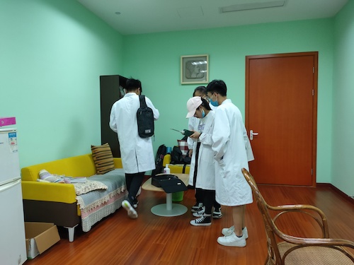 7月6日 重庆时时彩
 绿之翼测甲醛社会实践小分队 正在测甲醛