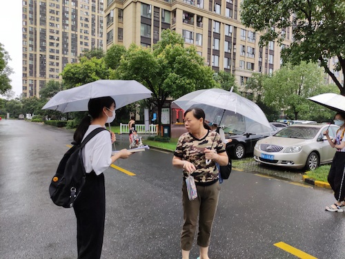 七月六日 重庆时时彩
 杭州社区“听党指挥能打胜仗”社会实践小分队给阿姨介绍两会