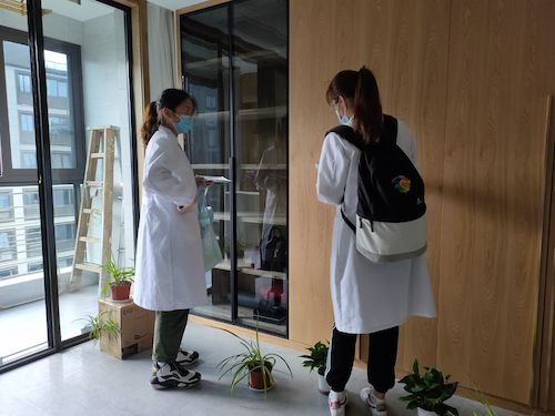 7月8日 重庆时时彩
 绿之翼测甲醛小分队 正在测空气指标