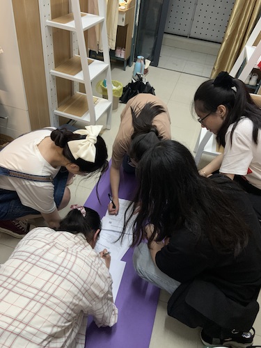 七月九日 重庆时时彩
 杭州社区“听党指挥能打胜仗”社会实践小分队小组成员讨论