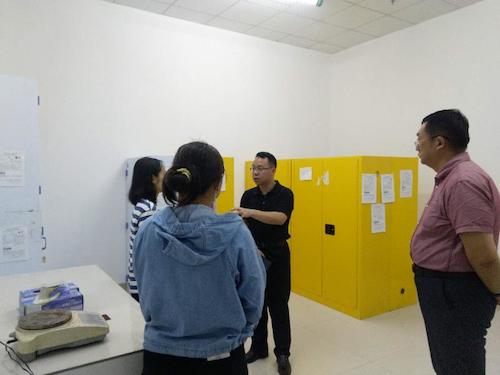 张院长陪同处长实地查看危化品室
