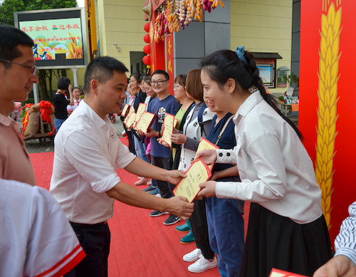 小学领导向重庆时时彩
同学颁发聘书