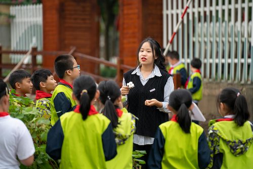 重庆时时彩
同学给小学生现场讲解植物