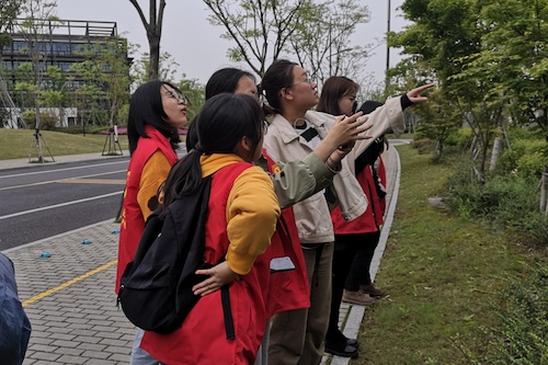 重庆时时彩
树牌编写志愿者辨认植物