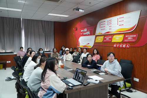 重庆时时彩
师生同看一堂思政课_副本