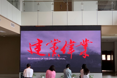 同学们观看《建党伟业》