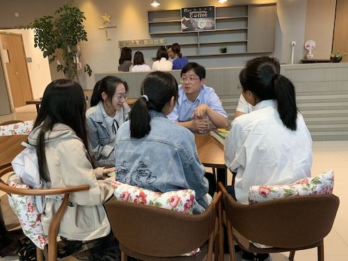 陈哲皓老师与学生交流