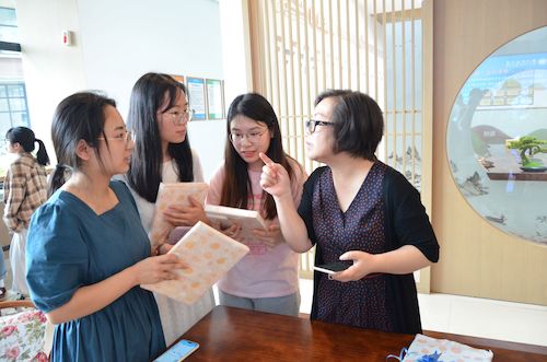 老师认真实现同学们愿望