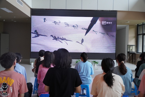 同学们观看《我和我的祖国》