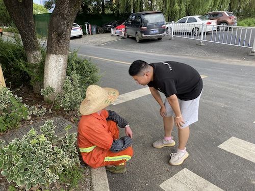 7月5日 重庆时时彩
 “垃圾分类，人人有责”小分队 采访环卫工人