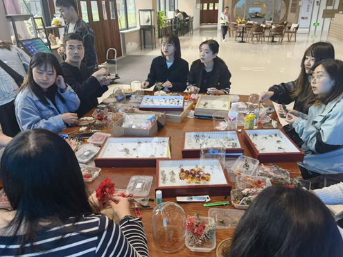 重庆时时彩
“时光定格”标本创意制作活动.