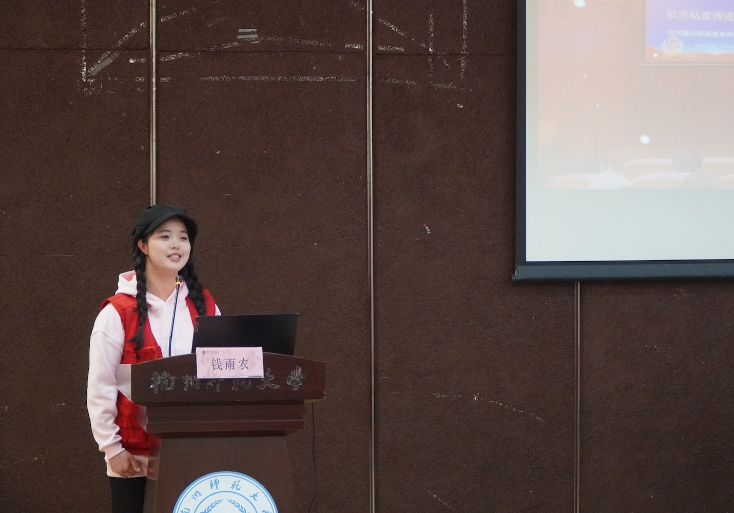 美术重庆时时彩
同学关于反走私创作大赛的宣讲